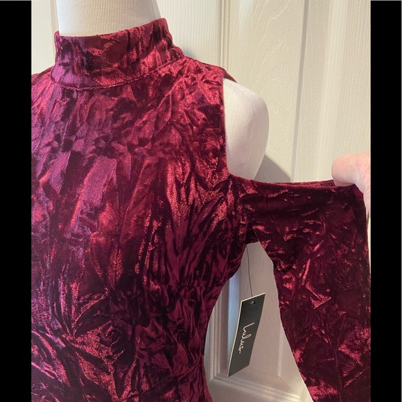 NWT~Sexy~Stunning~Lulus Cold Shoulder Velvet Dress - Picture 3 of 12